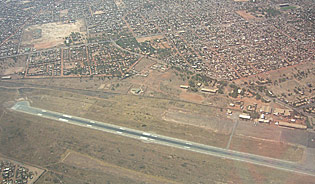 la piste de décollage de l'aéroport de Ouagadougou