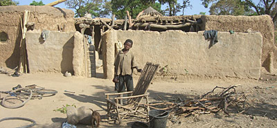 enfant de la caste des forgerons de la communauté birifor dans le village de Koulé