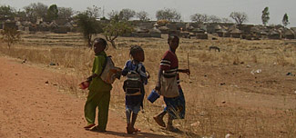 écolières bissa devant le village de Dassanga