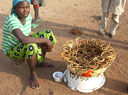 jeune fille bissa de Gnangdin vendant des pâtisseries à l'arachide