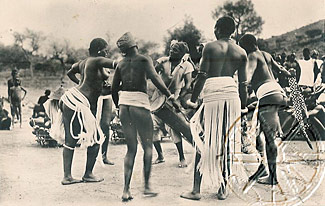 carte postale ancienne montrant une danse de l'ethnie bobo