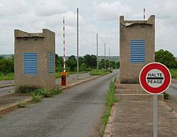 péage à la sortie de Bobo-Dioulasso, sur la route d'Orodara