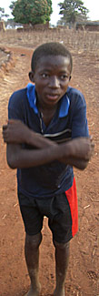 un jeune dagara du village de Zambo présentant ses respects traditionnellement