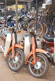 magasin de cyles avec deux exemplaires neufs des Yamaha assemblées au Burkina Faso, référence de tout bon biker Burkinabè