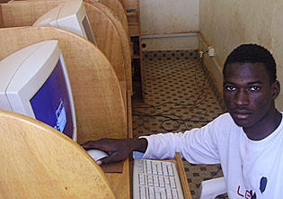 jeune ouagalais dans un cybercafé du quartier de Gounghin