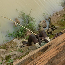 près de Koudougou, rien de tel qu'une partie de pêche après l'école, comme Tom Sawyer