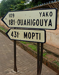 panneau routier à Ouagadougou indiquant la direction de la ville de Mopti au Mali