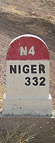 borne kilomètrique indiquant la frontière nigérienne sur l'axe Ouagadougou-Fada