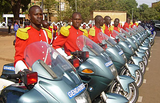 la brigade gendarmerie motorisée en tenue de défilée à Ouagadougou pour la fête nationale