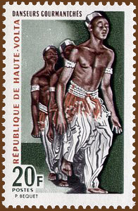 timbre de l'époque de la Haute-Volta représentant des danseurs gourmantché en habit traditionnel