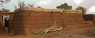 une construction typique du pays lobi : soukala en rectancle, sans ouverture latérale, avec une large terrasse et des mur en boudin de terre