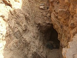 mine d'or artisanale exploitée par quelques orpailleurs dans le village kasséna de Tiébélé