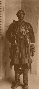 carte postale ancienne montrant le ministre de la guerre mossi en habit d'apparat