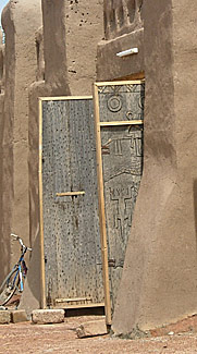 porte sculptée du palais du Naba de Kokologho