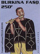un timbre Burkinabè représentant un flûtiste peulh en costume traditionnel