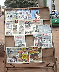 un présentoir de presse à Ouaga avec la plupart des titres du jour
