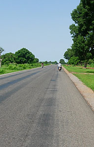 la route goudronnée la plus fréquentée du Faso, l'axe Ouaga-Bobo près de l'embranchement de Koudougou