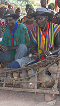 les Burkinabè se couvrent souvent la tête quand ils sont au soleil.