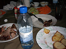 une bouteille d'eau minérale Jirna au milieu de repas à Ouagadougou