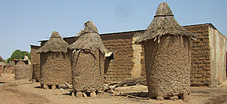 greniers aux formes typiquement sénoufo dans un village près de Banfora