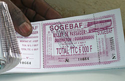 un ticket Ouaga-Bobo" climatisé" à 6000CFA (9€) de la compagnie de transport SOGEBAF, l'une des principales du pays