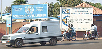 campagne de promotion de la vaccination contre la poliomyélite à Ouaga sur le mur du siège Burkinabè de l'OMS