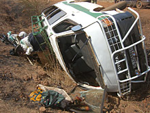 un minibus venant de se renverser dans un fossé