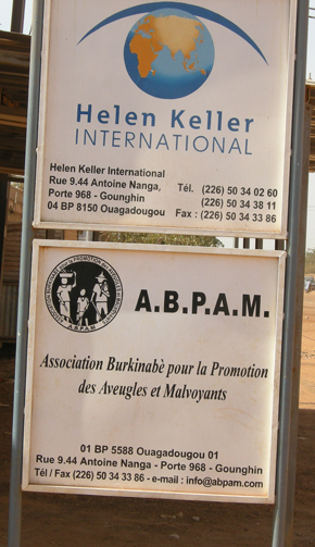 Helen Keller International et une autre association pour les aveugles au Burkina Faso
