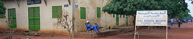 école franco-arabe (qui n'a de franco que le nom) dans une rue de Bobo-Dioulasso.