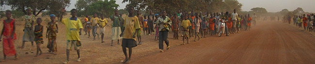 sortie d'une petite école de brousse à Komi Yenga 