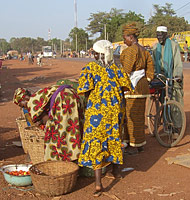 un petit commerce alimentaire tenu par une mère de famille au bord de la route à Houndé 