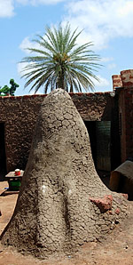 cet amas de terre n'est pas une termitière mais un fétiche protégeant la concession d'une famille dans le village de Banankélédaga (province du Houet)