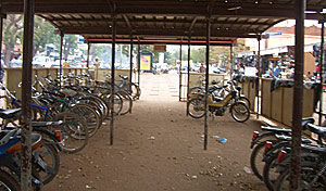 un parking à motos grand luxe (car couvert !) avenue de la Nation à Ouagadougou