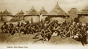 carte postale ancienne montrant des villageois bobo devant leurs cases