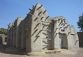 une petite mosquée à l'architecture ancienne à Loropéni