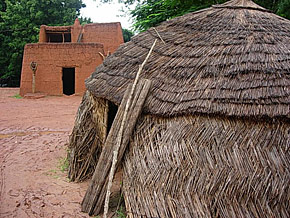 une hutte peul typique présentée au musée de Bobo-Dioulasso (en arrière-plan il s'agit d'une maison mossi traditionnelle)