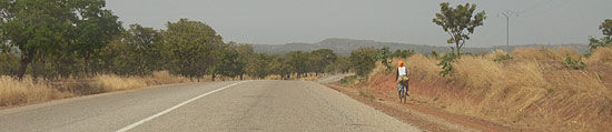 Une belle route déserte au Burkina Faso