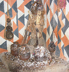 un autel sur lequel libation et sacrifices sont dédiés aux fétiches dans le village de Koro