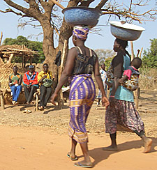 deux femmes d'un petit hameau de brousse viennent vendre des denrées dans les faubourgs de Diébougou 